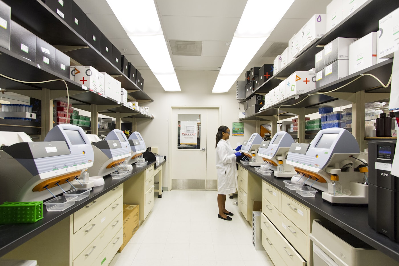 Lab technician running HPLC-UV batch analysis